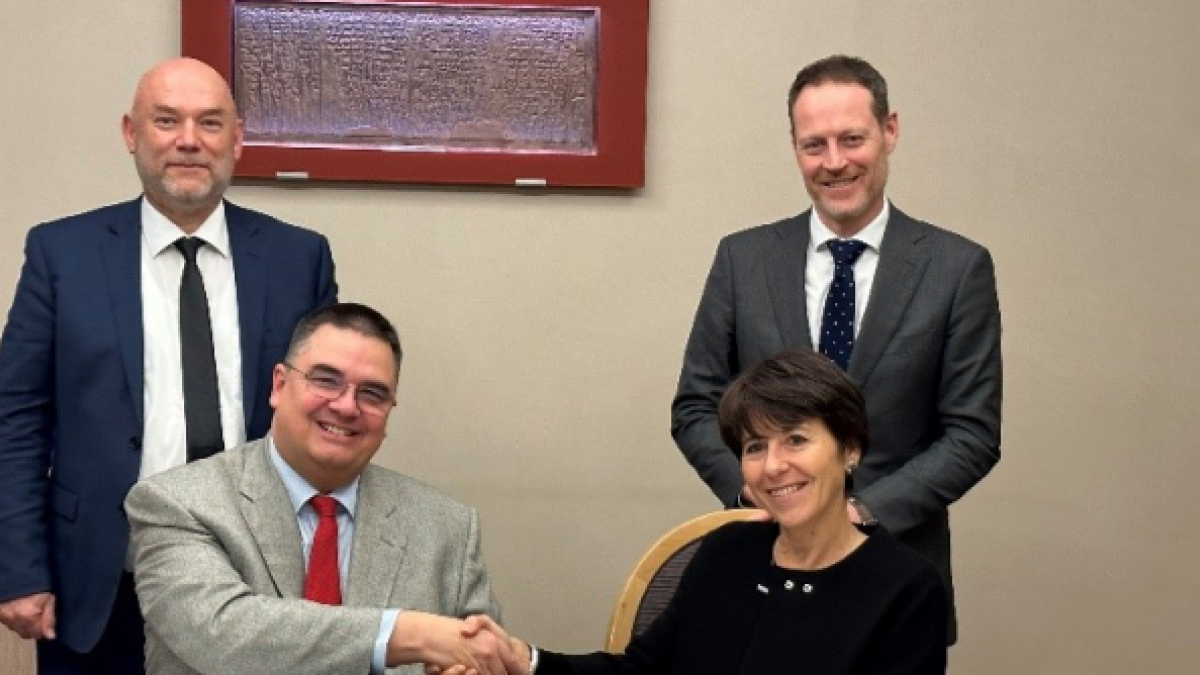 Photo, signature du contrat entre ÉS et Eramet