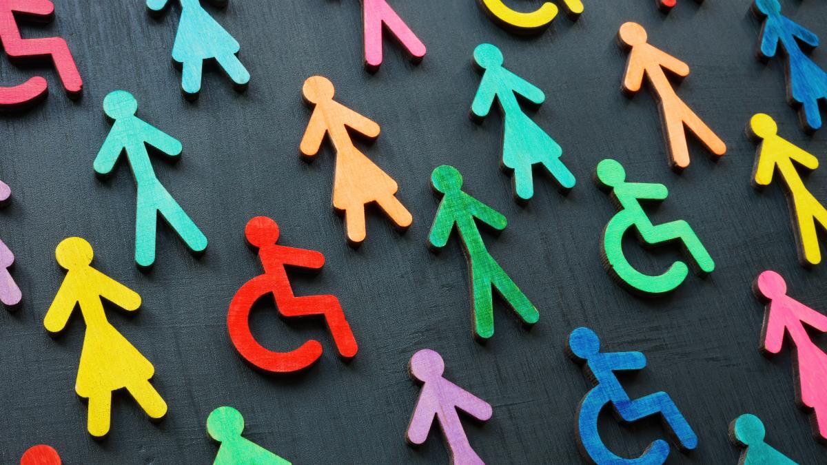 Bonhommes de plusieurs couleurs et formes pour représenter la diversité