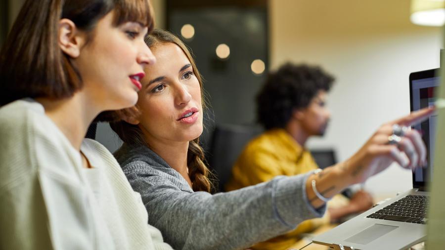 Photo de deux jeunes recherchant une alternance sur leurs ordinateurs